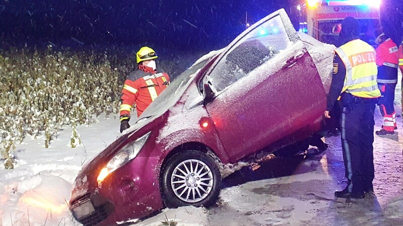 Bei Bodenkirchen im Kreis Landshut kam eine 23-jährige Autofahrerin wegen des Schnees von der Fahrbahn ab und wurde leicht verletzt.