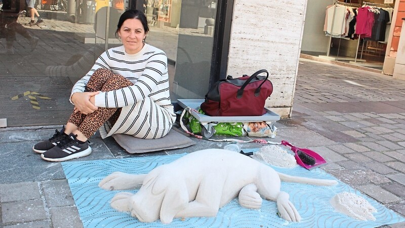 Enisa Ilinka ist hin und wieder am Ludwigsplatz und macht Tiere aus Sand.