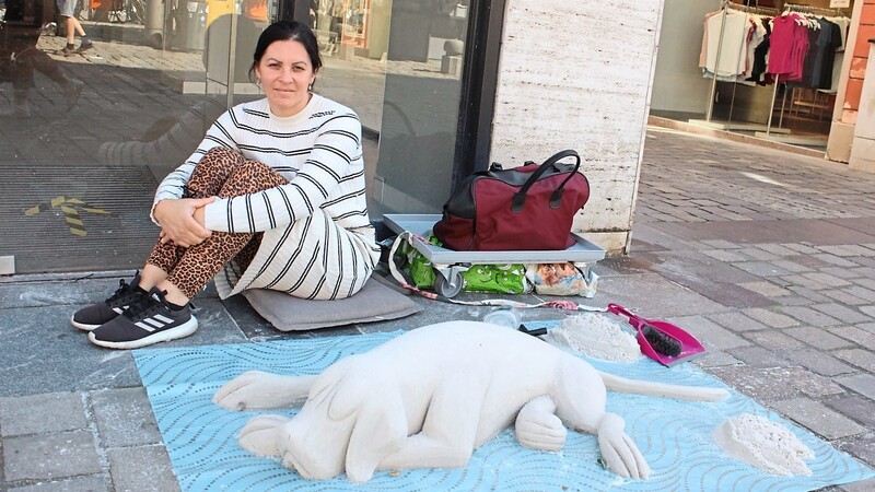 Enisa Ilinka ist hin und wieder am Ludwigsplatz und macht Tiere aus Sand.