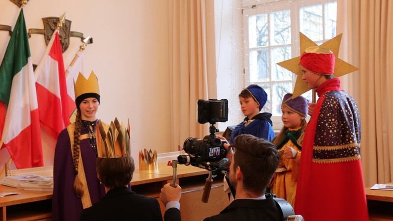 Am 28. Dezember wird Altötting kurz zur Königshochburg - rund 2 600 Sternsinger werden zum Auftakt der Aktion Dreikönigssingen erwartet. Darunter sind auch die vier Sternsinger (v.l.) Julia, Marco, Sophia und Janina aus dem Pfarrverband Osterhofen, die der Presse vorab Rede und Antwort standen.