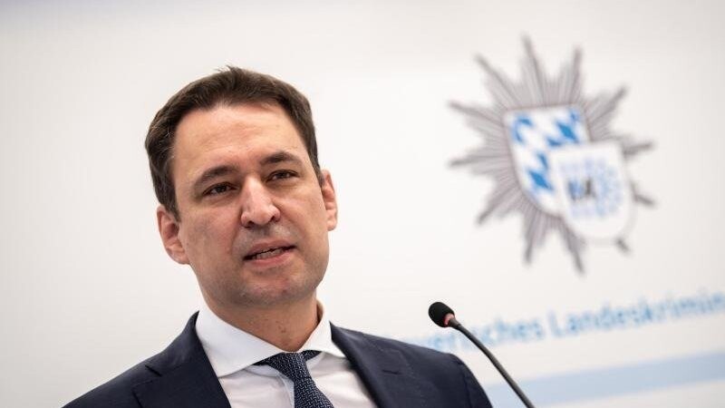 Georg Eisenreich (CSU), Justizminister von Bayern, spricht auf einer Pressekonferenz.