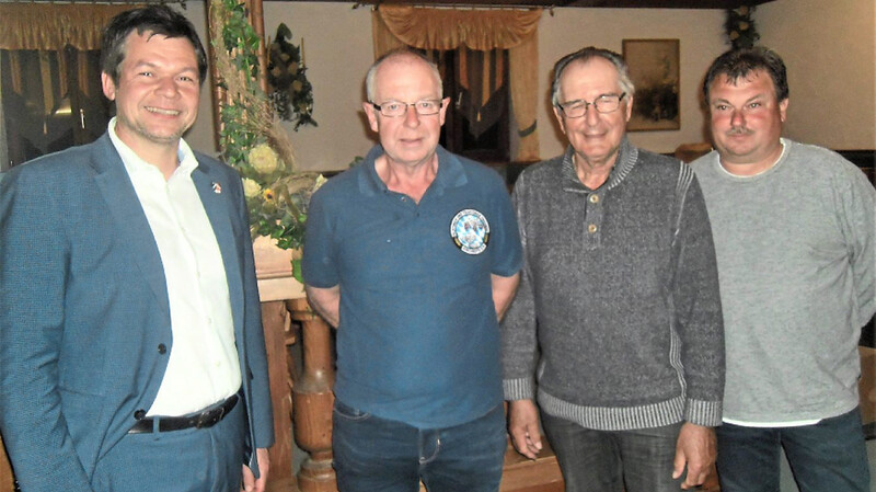 Bürgermeister Matthias Fischer und Vorsitzender Albert Haimerl mit dem geehrten Johann Janker und zweitem Vorsitzenden Gerhard Hammerlindl (von links).