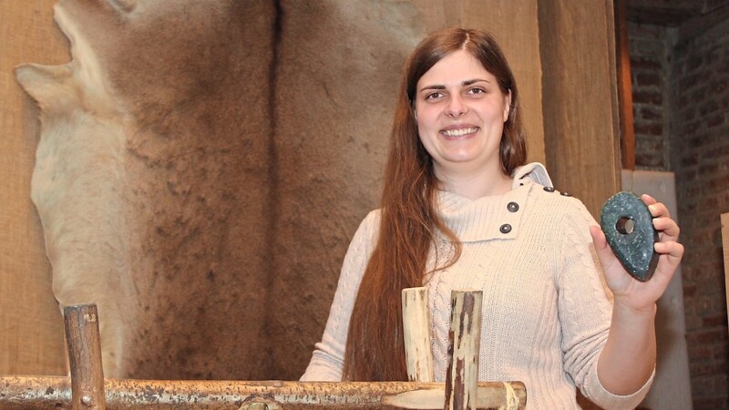 Anja Hobmaier am Modell eines Steinbohrers. Die Archäologin wird sich in Zukunft der Museumspädagogik im Landauer Steinzeitmuseum annehmen.
