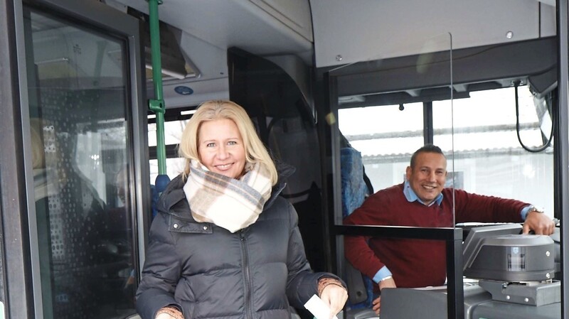 Bürgermeisterin Susanne Hoyer verteilte anlässlich der Eröffnung der Buslinie Brezen an die Fahrgäste.