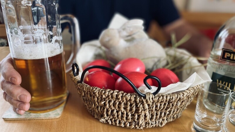 Herrengedeck zu Ostern: Bier, Obstler, rote Eier.