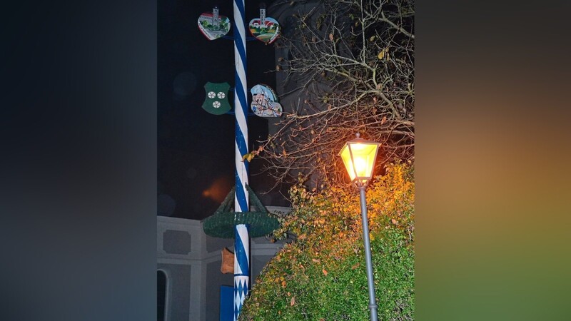 Straßenlampen wie diese am Maibaum auf dem Marktplatz leuchten den Auer Bürgern spätabends und in den Nachtstunden heim. Jetzt hat der Markt für den Betrieb und die Wartung der Leuchten mit der Bayernwerk Netz GmbH einen neuen Straßenbeleuchtungsvertrag abgeschlossen.
