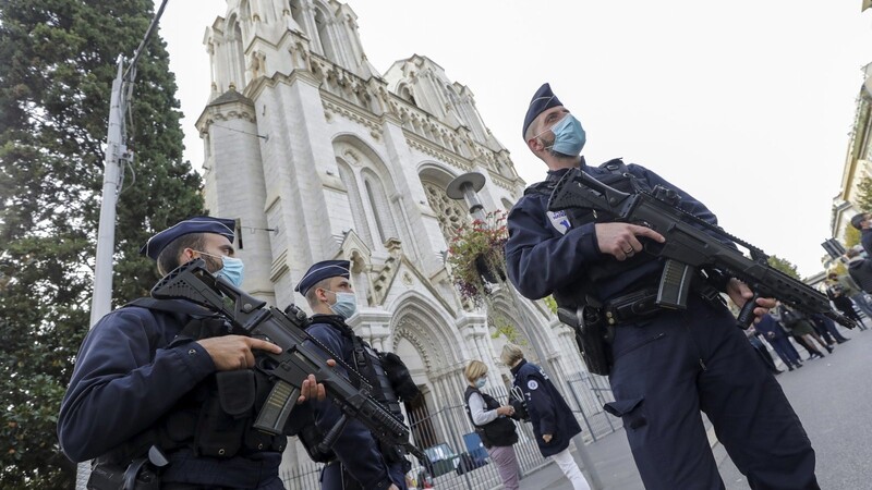 Polizisten stehen nach einer Messerattacke in der Nähe der Kirche Notre-Dame Wache. Bei der Messerattacke hat es mindestens drei Tote und mehrere Verletzte gegeben.