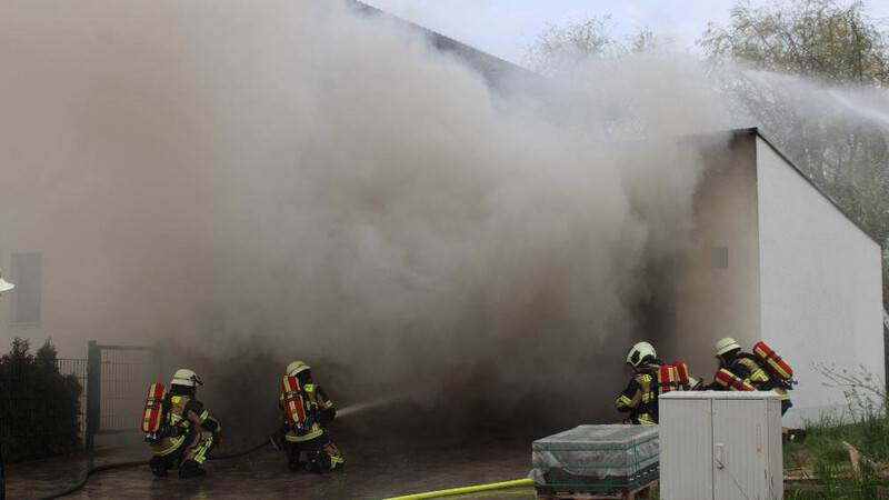 Die Feuerwehr rückte mit einem größeren Aufgebot an, um den Garagen- und Hausbrand zu bekämpfen.