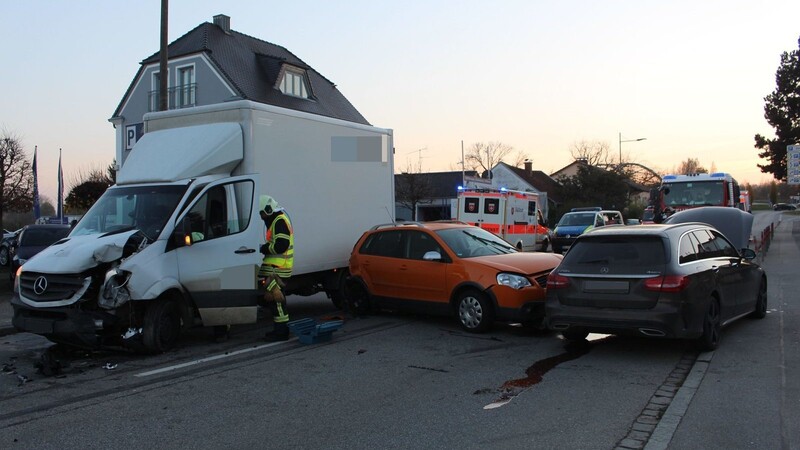 In der Chamer Straße in Straubing sind am Montagnachmittag drei Autos zusammengestoßen.