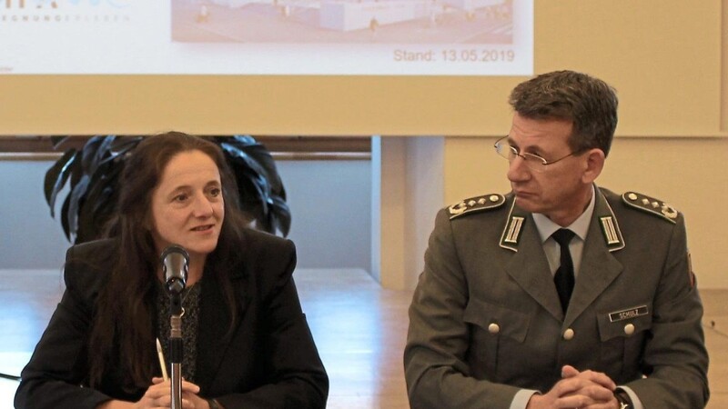 Bürgermeisterin Karin Bucher und Kommandeur Oberst Björn Schulz erläuterten, wie der Tag der Bundeswehr ablaufen wird.