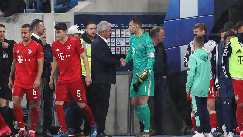 EIN STARKES ZEICHEN setzten die Fußballprofis nach den Anfeindungen gegen Dietmar Hopp. Bayern-Kapitän Manuel Neuer entschuldigt sich beim Hoffenheim-Mäzen für die unsäglichen Schmähungen.