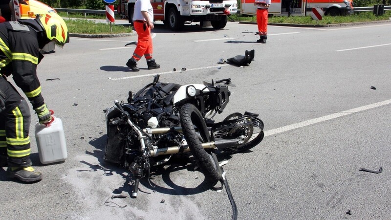 Bei dem Unfall am Montag auf der B20 bei Landau wurde ein Motorradfahrer schwer verletzt.