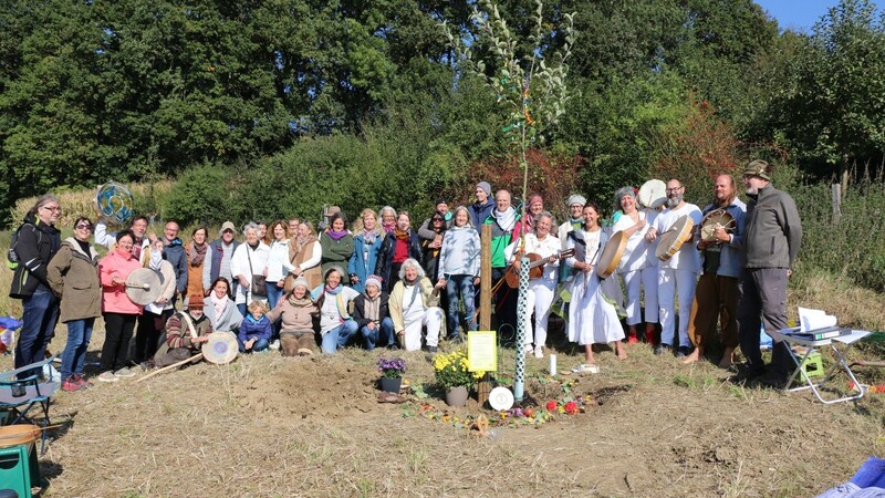 Mit der Friedensbaumstiftung wurde am Rand eines Feldes von Familie Daimer ein Friedensbaum gepflanzt.