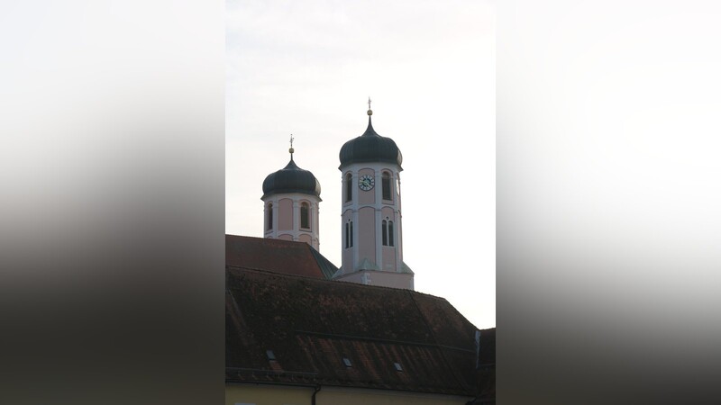 Die Türme der Klosterkirche Oberalteich: Im benachbarten Kulturforum fand die Sitzung des Bogener Stadtrates statt.