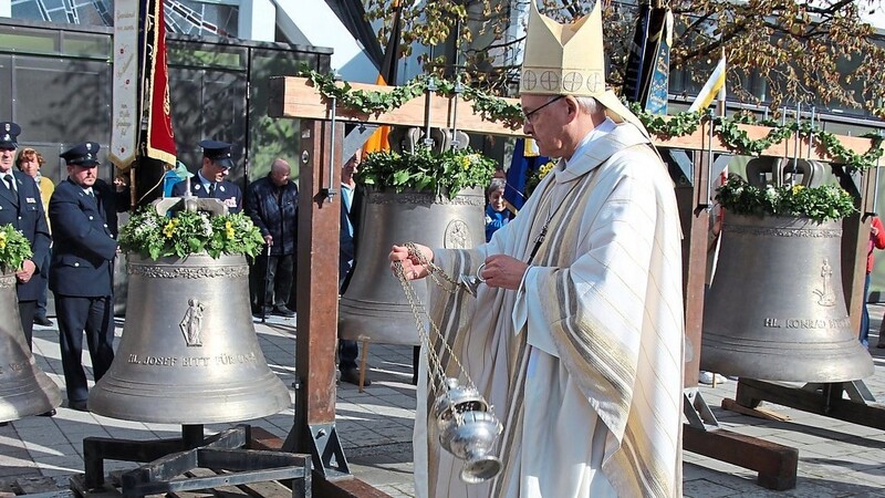 Weihrauch für die fünf Glocken. Bischof Rudolf Voderholzer weiht das neue Geläut.
