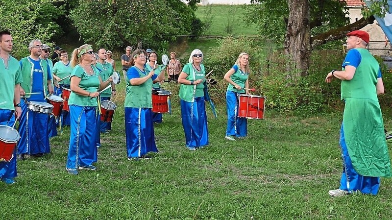 Ein mitreißendes Trommelkonzert bot die Trommelgruppe Sarará Bateria de Samba Bavarese am Sonntagnachmittag den Zuhörern im Frauenzeller Klostergarten.