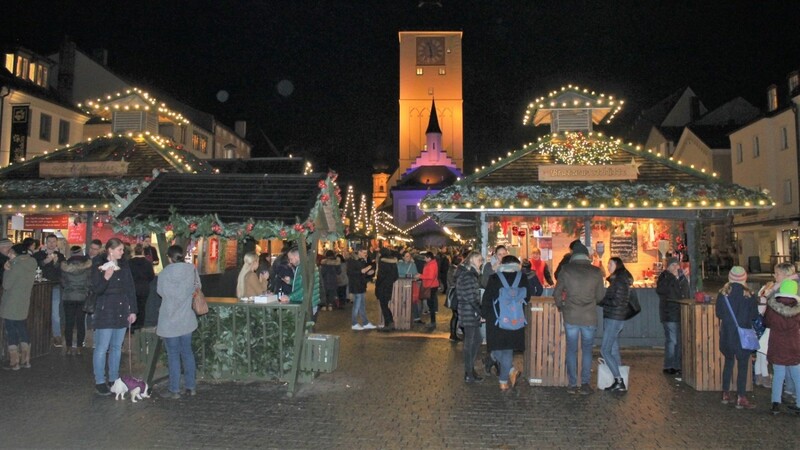 Besonders Abends ist viel los auf dem Deggendorfer Christkindlmarkt vor dem Alten Rathaus.