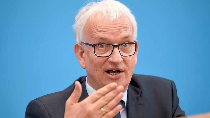 DUH-Bundesgeschäftsführer Jürgen Resch (Archivfoto) kritisiert ein "Totalversagen" der Bundesregierung in der Verkehrspolitik.