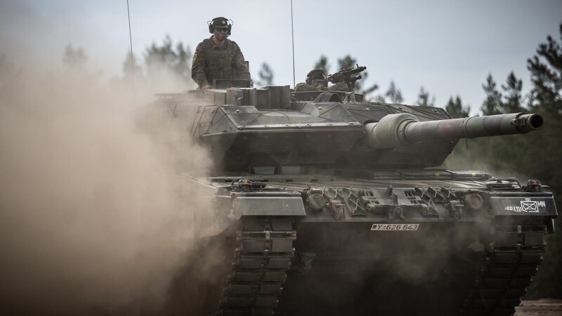 Ein Leopard-2-Panzer der Bundeswehr aus der Nato Enhanced Forward Presence Battle Group - Mit der Lieferung von deutschen Panzern, die Richtung Moskau rollen und russische Soldaten töten, wird jedoch eine Grenze überschritten, kommentiert unser Autor.