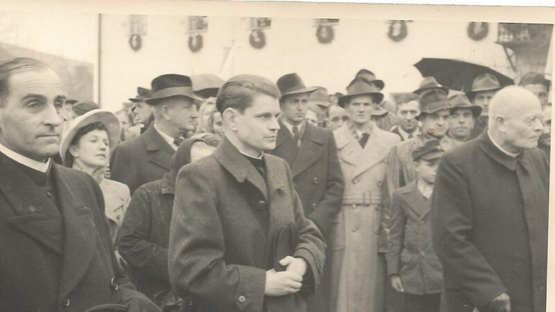 Empfang von Primiziant Josef Massinger (vorne Bildmitte) in der Mallersdorfer Hofmark am 20. März 1952.