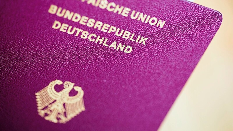 Grundsätzlich sollen Migranten künftig schneller den deutschen Pass erhalten.