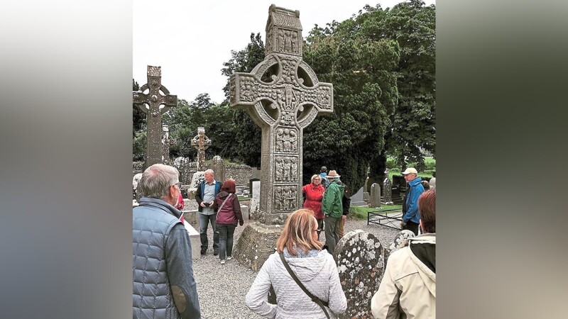 Eines der berühmtesten Hochkreuze in Clonmacnoise.