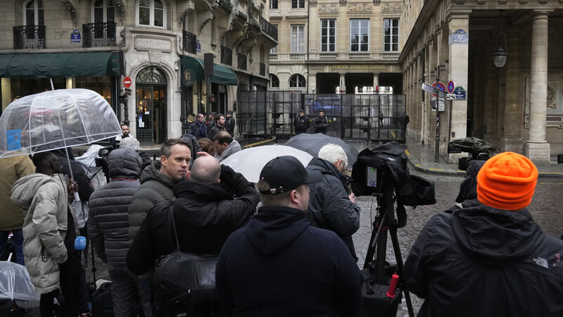 Journalisten warten auf die Entscheidung des Verfassungsrats bezüglich der Rentenreform. Die umstrittene Rentenreform von Frankreichs Präsident Emmanuel Macron kann nun in Kraft treten.