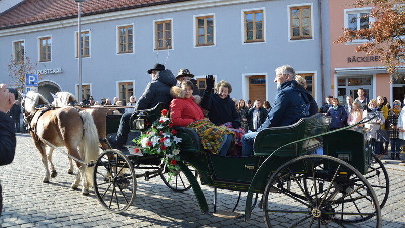 In der Vis-à-Vis-Kutsche saßen Ehrenbürgerin Monica Gräfin von Arco auf Valley, Julia Susan Gräfin von Arco auf Valley und der Vorsitzende der Pferdefreunde Eichendorf, Isidor Eichinger.