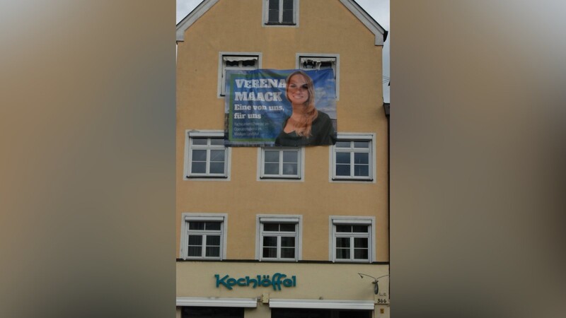 Das Plakat der Stadtratskandidatin Verena Maack sorgte am Freitag für Aufsehen - äußern wollte sich die Kandidatin zu dieser Art der Wahlwerbung nicht.