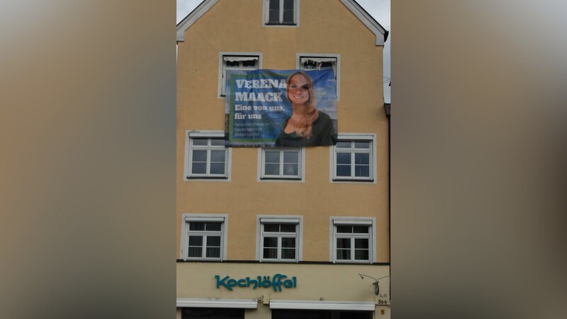 Das Plakat der Stadtratskandidatin Verena Maack sorgte am Freitag für Aufsehen - äußern wollte sich die Kandidatin zu dieser Art der Wahlwerbung nicht.
