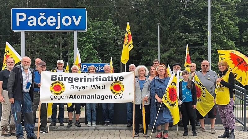 Die Bürgerinitiative Bayerischer Wald gegen Atomanlagen (BI) ist am Samstag nach Tschechien gefahren, um gegen ein mögliches Atommüllendlager zu protestieren.
