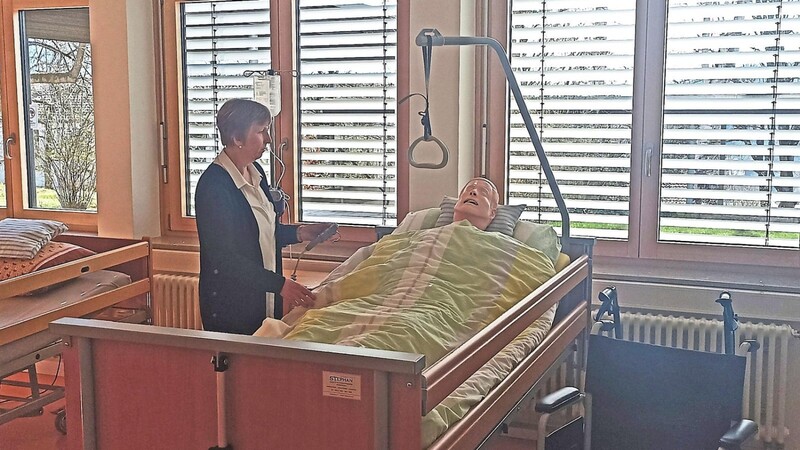 Die Ausstattung in der Bad Kötztinger Altenpflegeschule ist auf dem neuesten Stand. An der Puppe können die Auszubildenden Blutabnahme oder Infusionen üben. Demnächst soll ein moderner Simulationsraum eingerichtet werden.