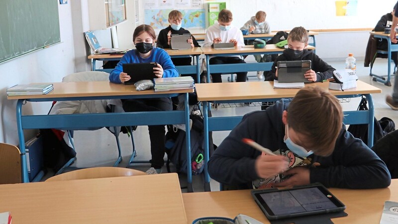 Übungen digital auf dem Tablet zu bearbeiten gehört zum Schulalltag der iPad-Klassen, hier in der 7. Jahrgangsstufe.