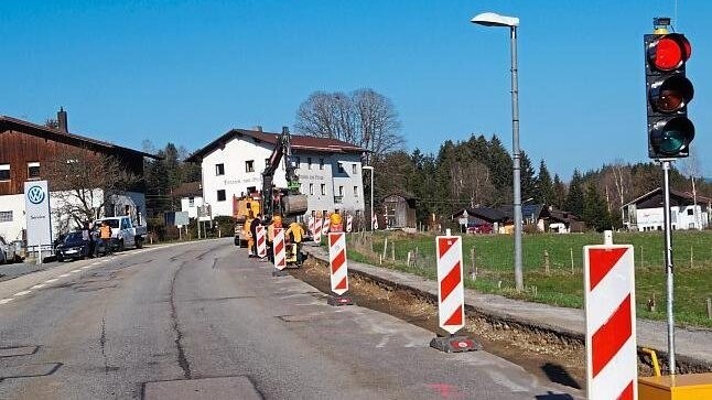 Die Straßensanierung zum Arber soll zwischen Ostern und Pfingsten fertig gestellt werden.