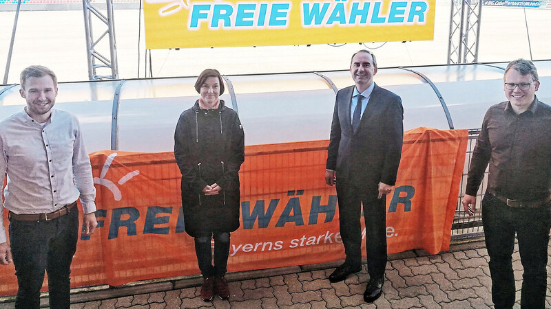 Kerstin Haimerl-Kunze zusammen mit Spitzenkandidat Hubert Aiwanger sowie Stefan Strasser (links) und Daniel Steinberger von der Junge Freie Wähler-Kreisgruppe Landshut (JFW).