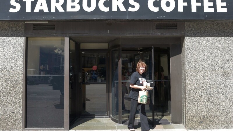 Wie viel Eis darf geeister Kaffee enthalten? Nicht zuviel! Das sagt zumindest eine Frau aus Illinois und verklagt Starbucks.