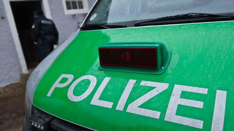Zwei Räuber schlugen mitten in Deggendorf auf einen 33-jährigen Mann ein und nahmen seine Geldbörse und sein Handy mit. (Symbolbild)