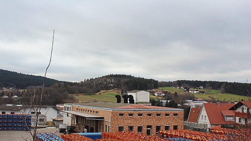 Der Große Pfahl, vom Viechtacher Aldi-Parkplatz aus gesehen.