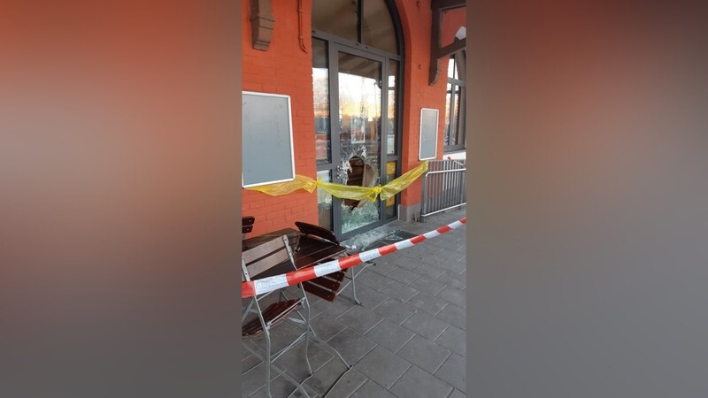 Das Foto zeigt die beschädigte Eingangstür zum Kiosk am Bahnhof Dingolfing.