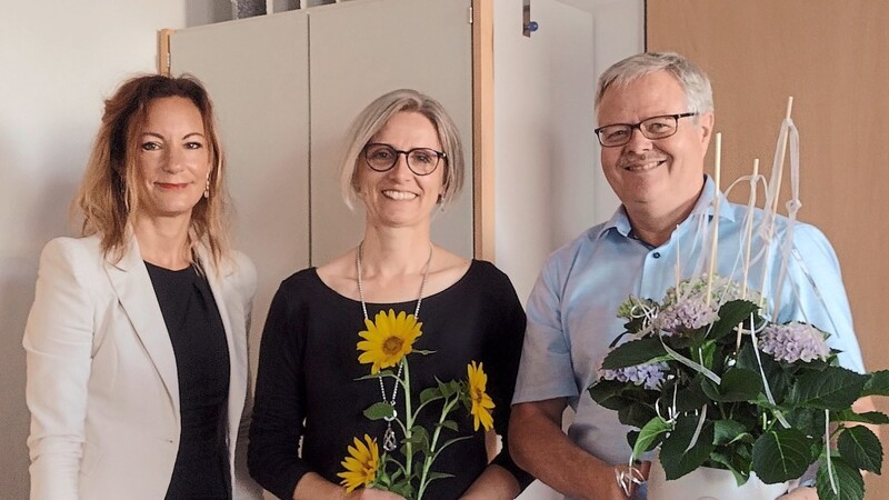 Bürgermeister Gerhard Zeitler und Schulamtsdirektorin Nicola Holzapfel hatten für die neue Rektorin der Grundschule Train, Brigitte Peckl (Mitte), Blumen und gute Wünsche mitgebracht.
