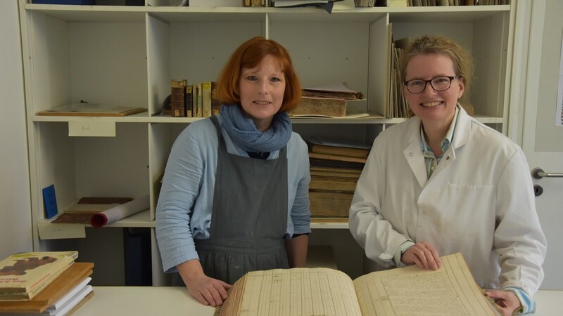 Die Patienten von Kirstin Hartmann (l.) und Sonja Wallinger stammen meist aus Stadtarchiven und Museen.