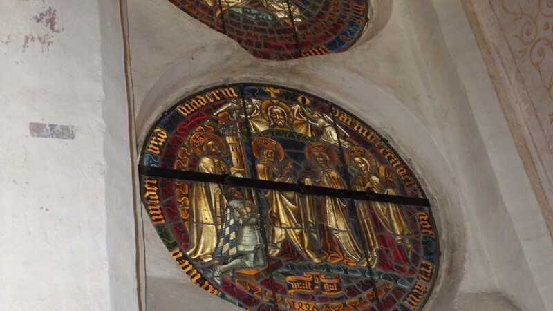 Die Fensterrose im Altarraum stiftete Heinrich der Reiche 1447.
