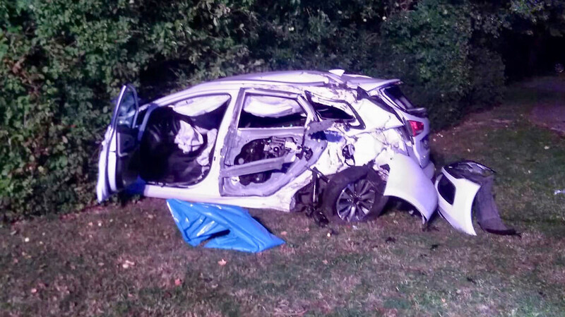 Kaum zu glauben: Aus diesem völlig zerstörten Auto konnte der 39-jährige Fahrer praktisch unverletzt aussteigen.