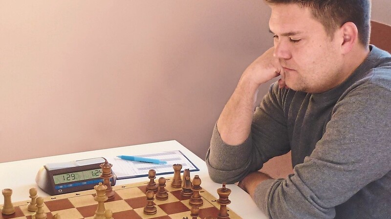 Auf Brett eins für den Deggendorfer Schachverein spielt Nikola Sedlak, ein Schach-Großmeister aus Serbien.