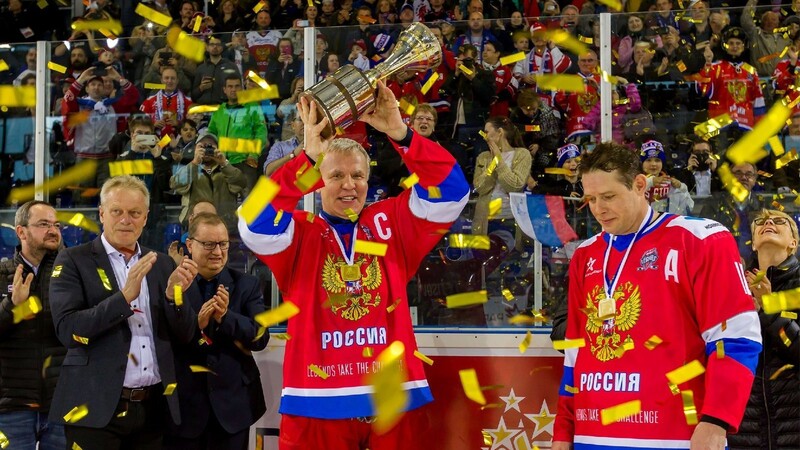 Jubeln über den erneuten Titelgewinn: Vyacheslav Fetisov (links) und Pavel Bure. (Foto: fotostyle-schindler.de)