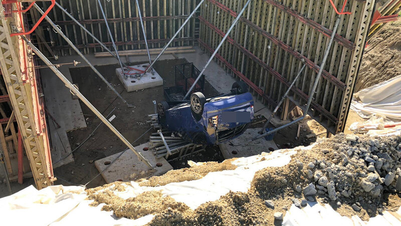 Kurioser Unfall am frühen Dienstagmorgen auf der Bundesstraße B16 bei Biburg im Landkreis Kelheim. Dort war ein 38-jähriger Mann mit seinem Auto direkt in eine Baustelle gefahren und auf dem Dach in einer Baugrube gelandet.