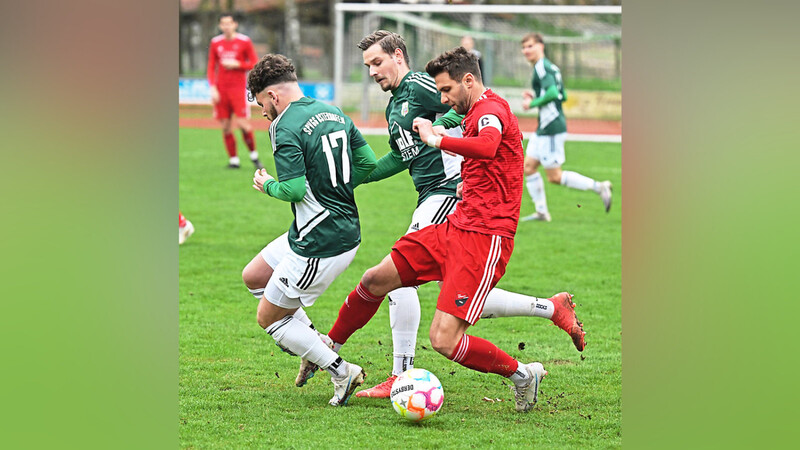 Der TSV Seebach (in Rot) kam über ein 1:1 im Niederbayernderby bei der SpVgg Osterhofen nicht hinaus.