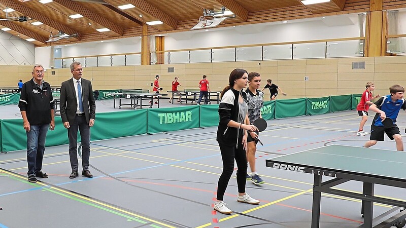 Günter Hoch vom TTC Landau (l.) und Bürgermeister Helmut Steininger (2.v.l.) verfolgen, mit welchem Einsatz die Jugend beim Tischtennisturnier dabei ist. F otos: Haas