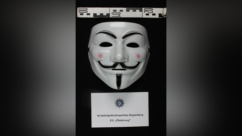 Die Täter trugen solche Masken, die auch von der Gruppe "Anonymous" verwendet werden.