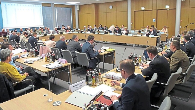 Eine kleinere Besetzung des Kreistags, der sogenannte Ferienausschuss, soll den Sitzungsbetrieb im Regensburger Landratsamt weiterhin ermöglichen.